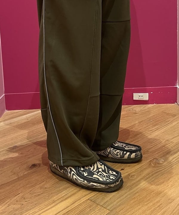 新里 京介さんの「BEAMS WOMEN｜クレイジー トラックパンツ」を使ったコーディネート