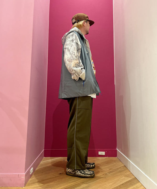 新里 京介さんの「BEAMS WOMEN｜クレイジー トラックパンツ」を使ったコーディネート