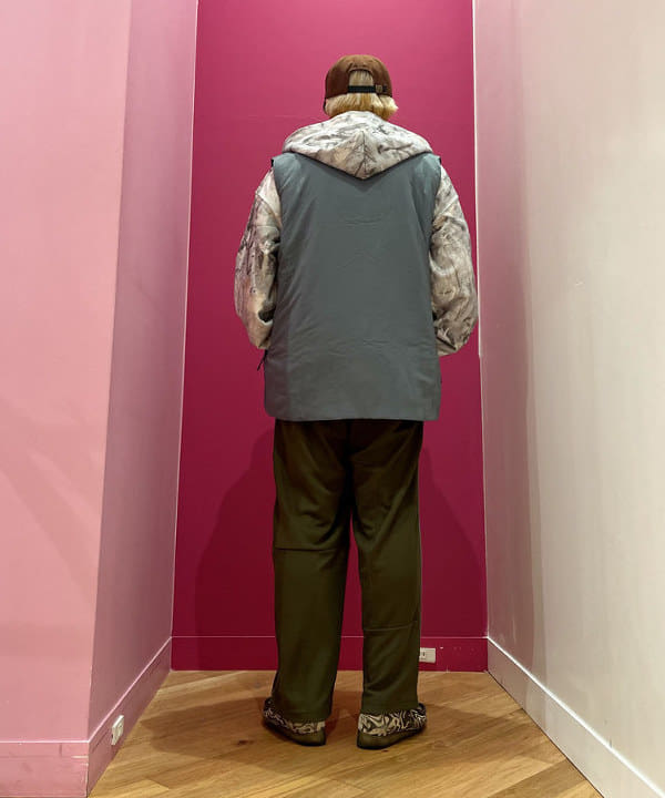 新里 京介さんの「BEAMS WOMEN｜クレイジー トラックパンツ」を使ったコーディネート