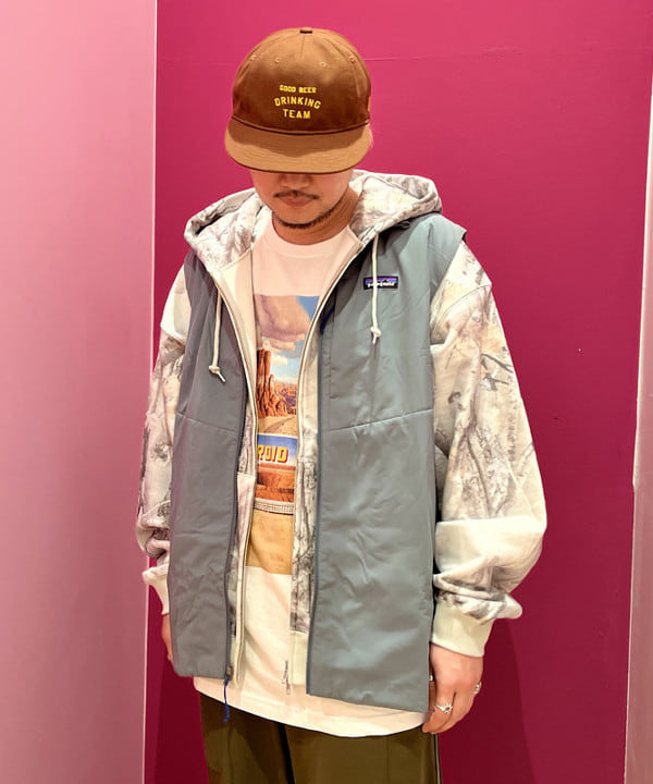 新里 京介さんの「BEAMS WOMEN｜クレイジー トラックパンツ」を使ったコーディネート