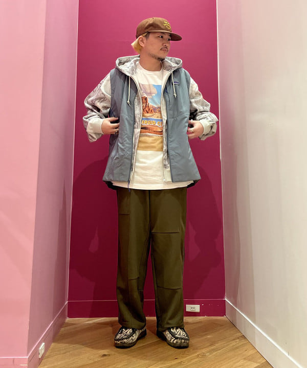 新里 京介さんの「BEAMS WOMEN｜クレイジー トラックパンツ」を使ったコーディネート