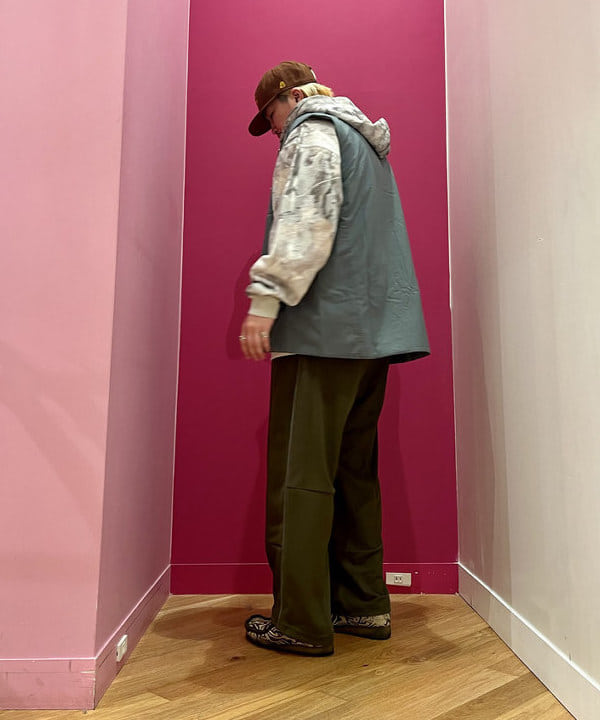 新里 京介さんの「BEAMS WOMEN｜クレイジー トラックパンツ」を使ったコーディネート