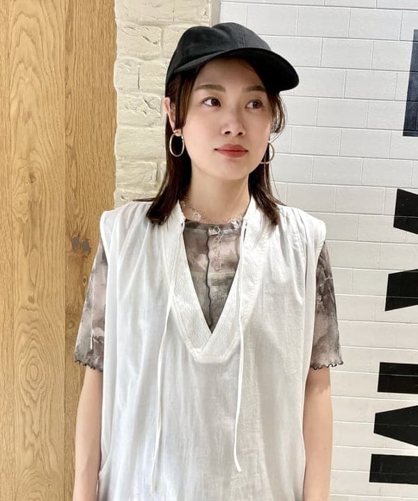 カタヤマ アヤさんの「BEAMS WOMEN｜箔プリント デニムパンツ」を使ったコーディネート