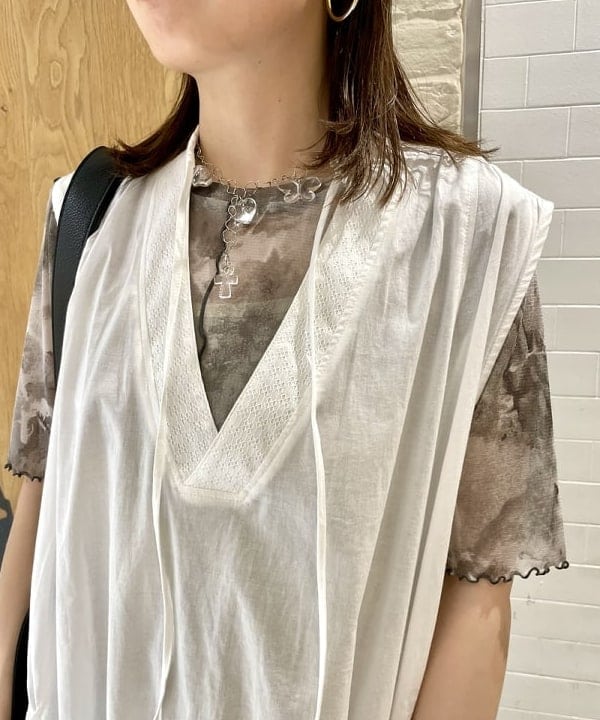 カタヤマ アヤさんの「BEAMS WOMEN｜箔プリント デニムパンツ」を使ったコーディネート