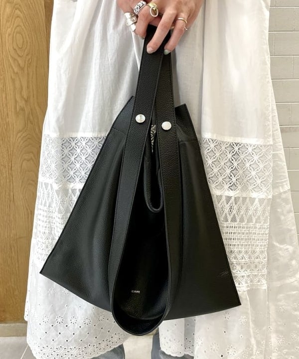 カタヤマ アヤさんの「BEAMS WOMEN｜箔プリント デニムパンツ」を使ったコーディネート