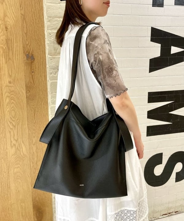 カタヤマ アヤさんの「BEAMS WOMEN｜箔プリント デニムパンツ」を使ったコーディネート