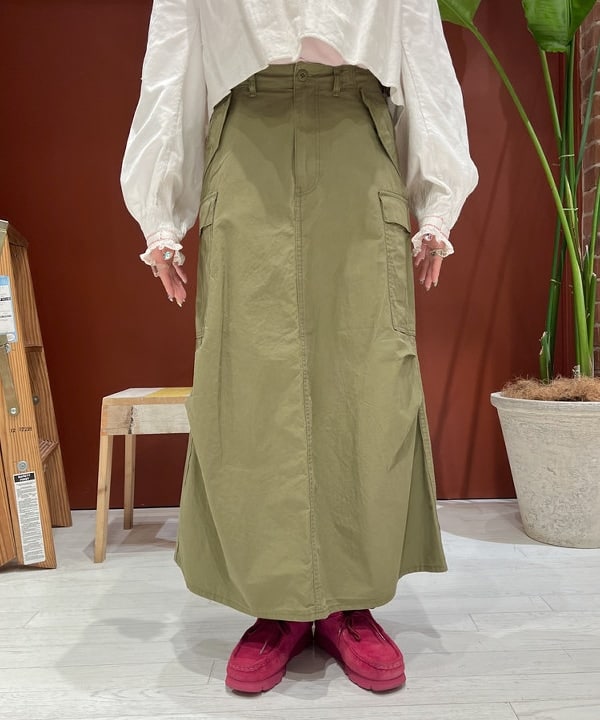 エノモト アミさんの「BEAMS WOMEN｜BEAMS BOY / コットン タイプライター M-65 スカート」を使ったコーディネート