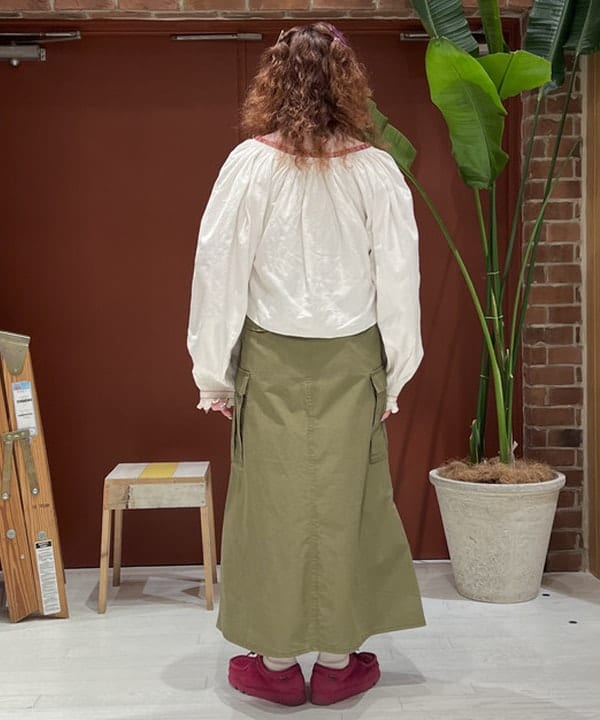 エノモト アミさんの「BEAMS WOMEN｜BEAMS BOY / コットン タイプライター M-65 スカート」を使ったコーディネート