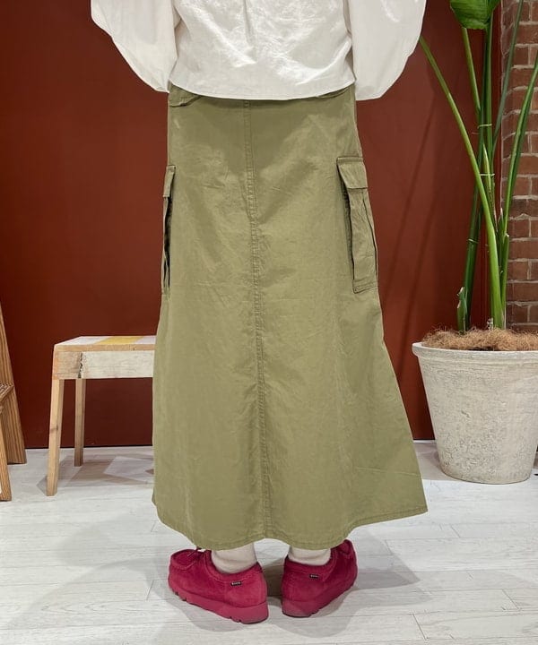 エノモト アミさんの「BEAMS WOMEN｜BEAMS BOY / コットン タイプライター M-65 スカート」を使ったコーディネート