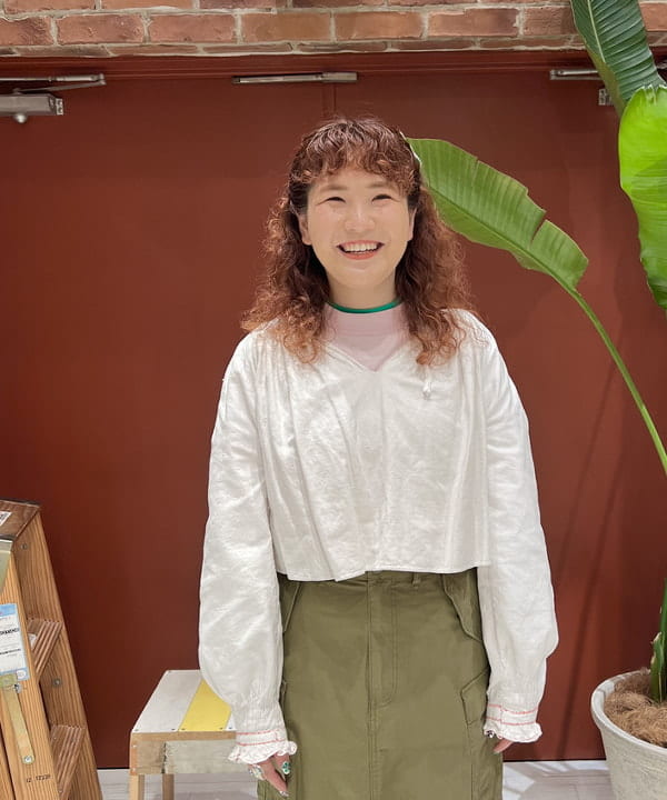 エノモト アミさんの「BEAMS WOMEN｜BEAMS BOY / コットン タイプライター M-65 スカート」を使ったコーディネート