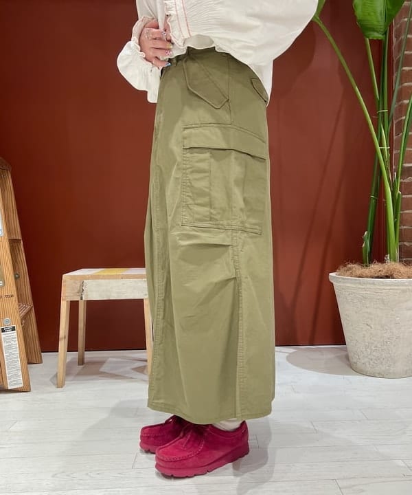 エノモト アミさんの「BEAMS WOMEN｜BEAMS BOY / コットン タイプライター M-65 スカート」を使ったコーディネート