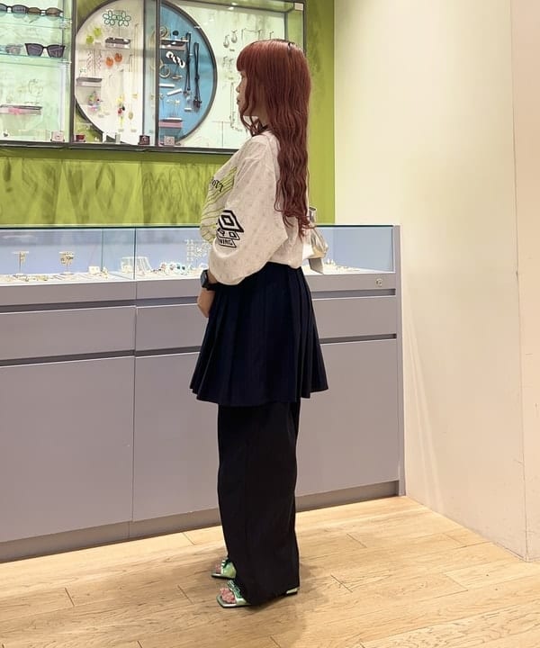 オカベ　アヤカさんの「BEAMS WOMEN｜ピンストライプ ストライプ 2タック パンツ」を使ったコーディネート
