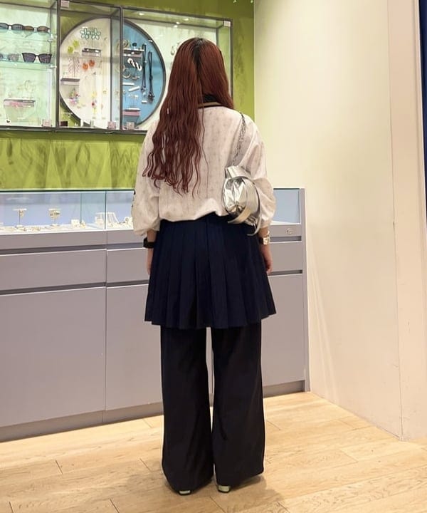 オカベ　アヤカさんの「BEAMS WOMEN｜ピンストライプ ストライプ 2タック パンツ」を使ったコーディネート