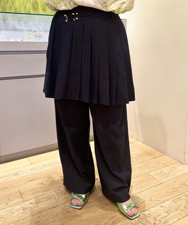 オカベ　アヤカさんの「BEAMS WOMEN｜ピンストライプ ストライプ 2タック パンツ」を使ったコーディネート