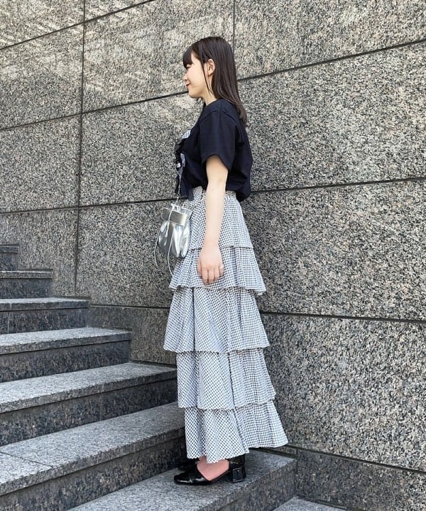 田中 里実さんの「BEAMS WOMEN｜Ray BEAMS / シアー ギンガム ティアード スカート」を使ったコーディネート