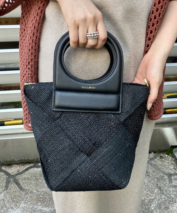 岡 妃呂美さんの「BEAMS WOMEN｜Demi-Luxe BEAMS / メッシュ ポロ襟 ボタンニット」を使ったコーディネート
