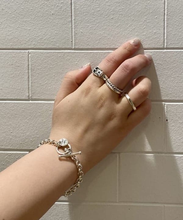鈴木 悠里さんの「BEAMS WOMEN｜XOLO JEWELRY / Round Link Bracelet」を使ったコーディネート