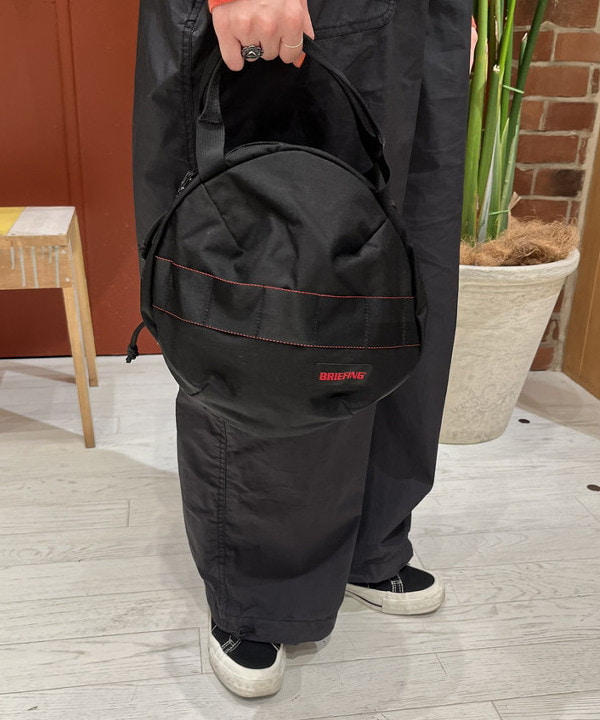 クロサワさんの「BEAMS WOMEN｜BRIEFING &times; BEAMS BOY / 別注 ヘルメット バッグ」を使ったコーディネート