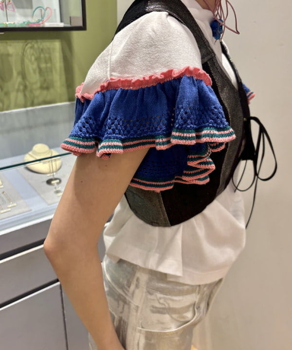 シミズ ネネさんの「BEAMS WOMEN｜Ray BEAMS / ライン ニット フリル スリーブ Tシャツ」を使ったコーディネート