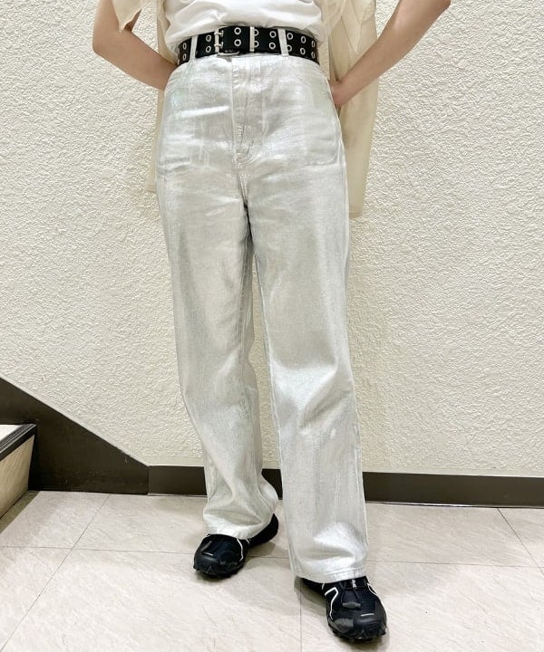 庭野 優紀さんの「BEAMS WOMEN｜箔プリント デニムパンツ」を使ったコーディネート