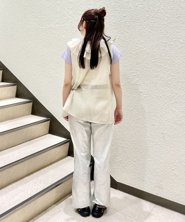 庭野 優紀さんの「BEAMS WOMEN｜箔プリント デニムパンツ」を使ったコーディネート