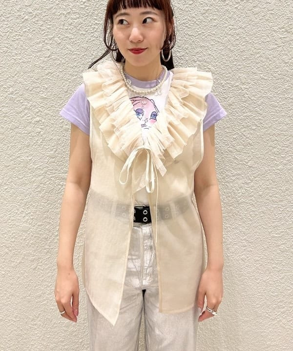 庭野 優紀さんの「BEAMS WOMEN｜箔プリント デニムパンツ」を使ったコーディネート
