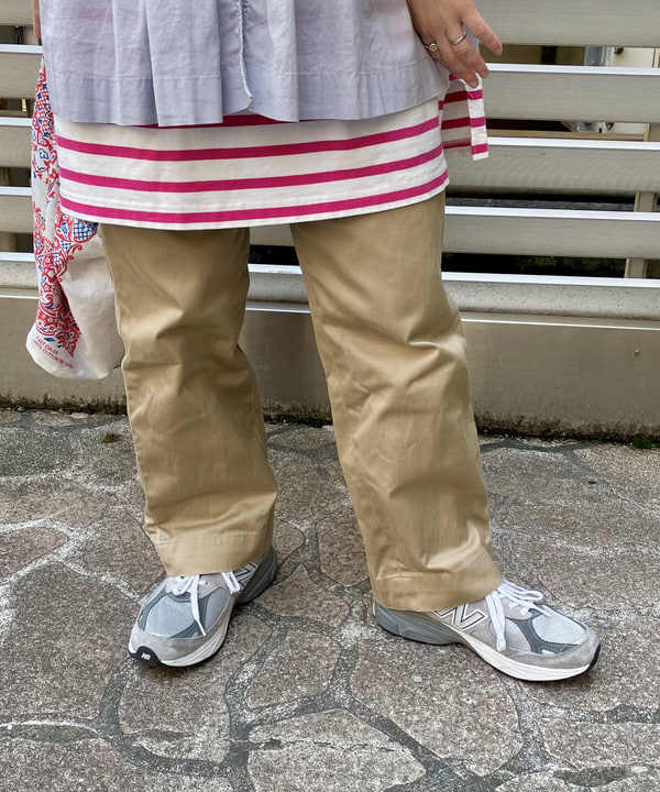 コウリキ　マミさんの「BEAMS WOMEN｜【別注】BUZZ RICKSON'S / チノパンツ」を使ったコーディネート