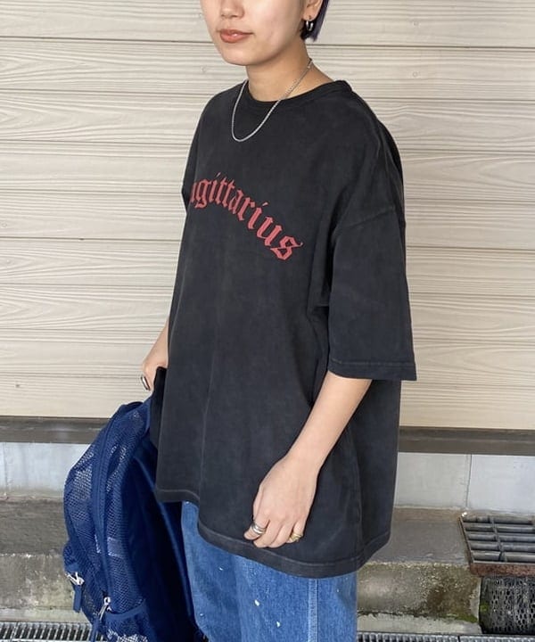 オカモト ミサキさんの「BEAMS WOMEN｜BEAMS / ヴィンテージ加工 カレッジ Tシャツ」を使ったコーディネート