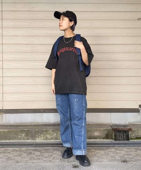 オカモト ミサキさんの「BEAMS WOMEN｜BEAMS / ヴィンテージ加工 カレッジ Tシャツ」を使ったコーディネート