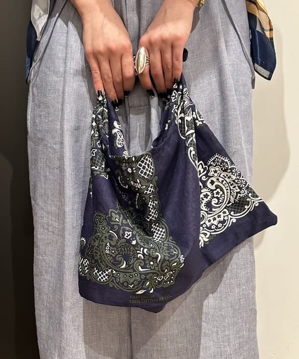 安藤 菜央さんの「BEAMS WOMEN｜BEAMS BOY / イレギュラー バンダナ バッグ」を使ったコーディネート