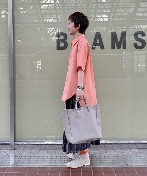 矢野(青木)優香さんの「BEAMS WOMEN｜BEAMS BOY / ポリエステルメッシュ ボタンダウン シャツ」を使ったコーディネート