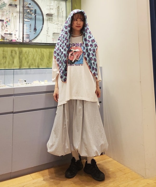 saori KATOさんの「BEAMS WOMEN｜GOOD ROCK SPEED / 別注 BAND BIG Tシャツ」を使ったコーディネート