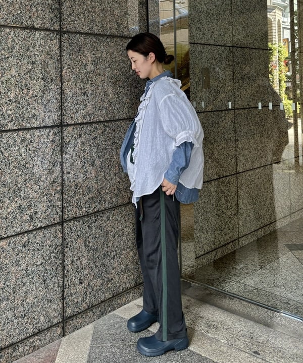 サワイさんの「BEAMS WOMEN｜【別注】BUZZ RICKSON'S / シャンブレー ロングスリーブ シャツ」を使ったコーディネート