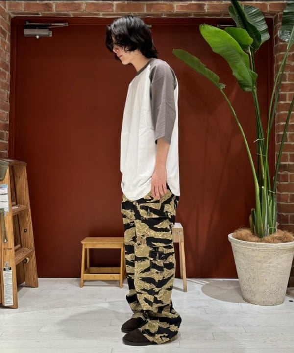ハルさんの「BEAMS WOMEN｜〈MEN〉BUZZ RICKSON'S × BEAMS / 別注 GOLD TIGER STRIPE TROUSERS」を使ったコーディネート