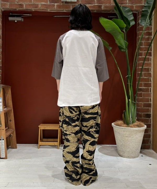 ハルさんの「BEAMS WOMEN｜〈MEN〉BUZZ RICKSON'S × BEAMS / 別注 GOLD TIGER STRIPE TROUSERS」を使ったコーディネート