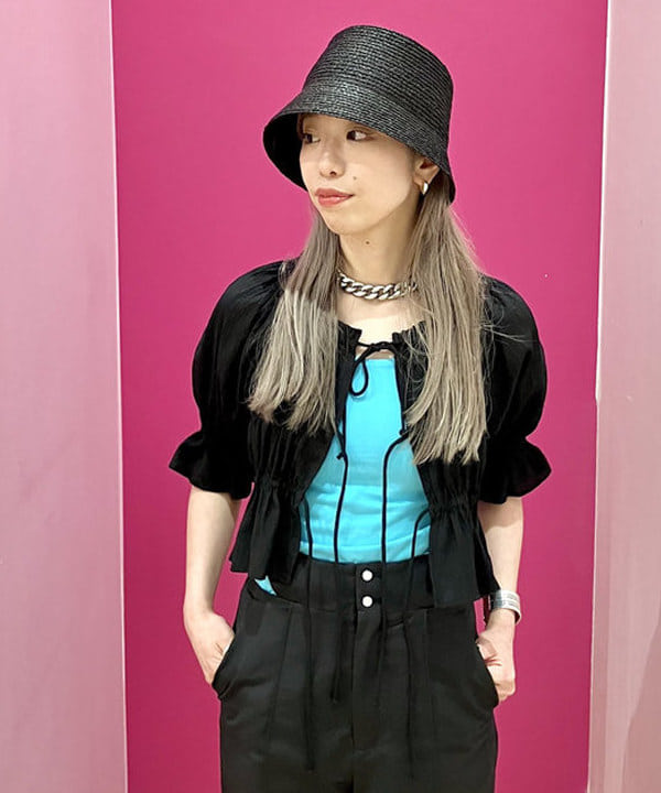 椎葉 未琴さんの「BEAMS WOMEN｜Ray BEAMS / カットアウト ベルト パンツ」を使ったコーディネート