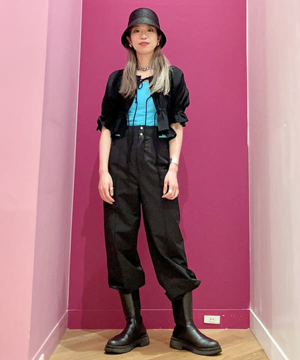 椎葉 未琴さんの「BEAMS WOMEN｜Ray BEAMS / カットアウト ベルト パンツ」を使ったコーディネート