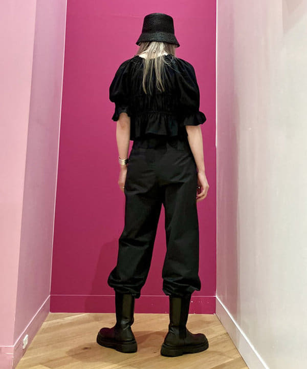 椎葉 未琴さんの「BEAMS WOMEN｜Ray BEAMS / カットアウト ベルト パンツ」を使ったコーディネート