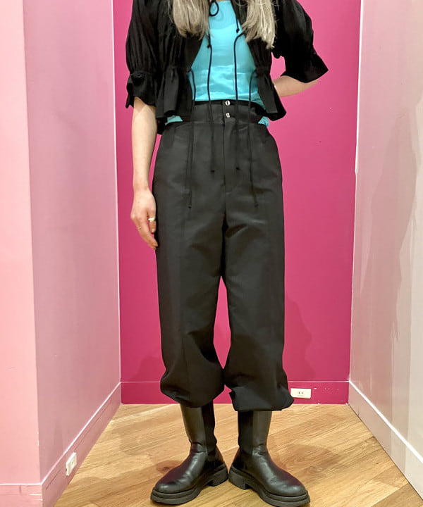 椎葉 未琴さんの「BEAMS WOMEN｜Ray BEAMS / カットアウト ベルト パンツ」を使ったコーディネート