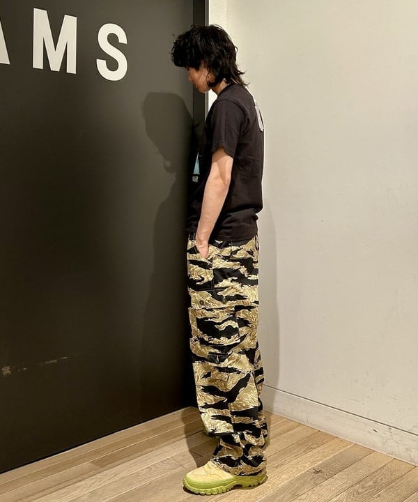 佐藤 大斗さんの「BEAMS WOMEN｜〈MEN〉BUZZ RICKSON'S × BEAMS / 別注 GOLD TIGER STRIPE TROUSERS」を使ったコーディネート