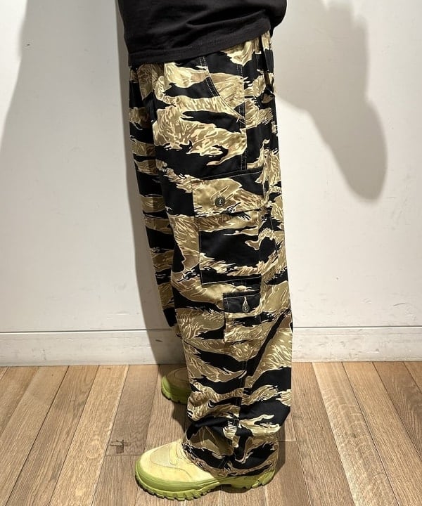 佐藤 大斗さんの「BEAMS WOMEN｜〈MEN〉BUZZ RICKSON'S × BEAMS / 別注 GOLD TIGER STRIPE TROUSERS」を使ったコーディネート