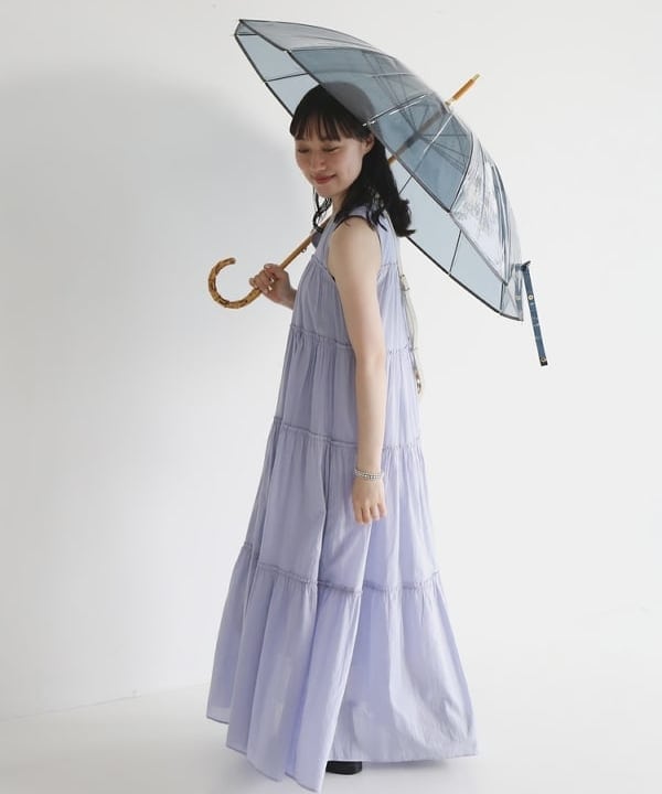 大浦 栞さんの「BEAMS WOMEN｜Traditional Weatherwear / バンブー ビニール傘」を使ったコーディネート