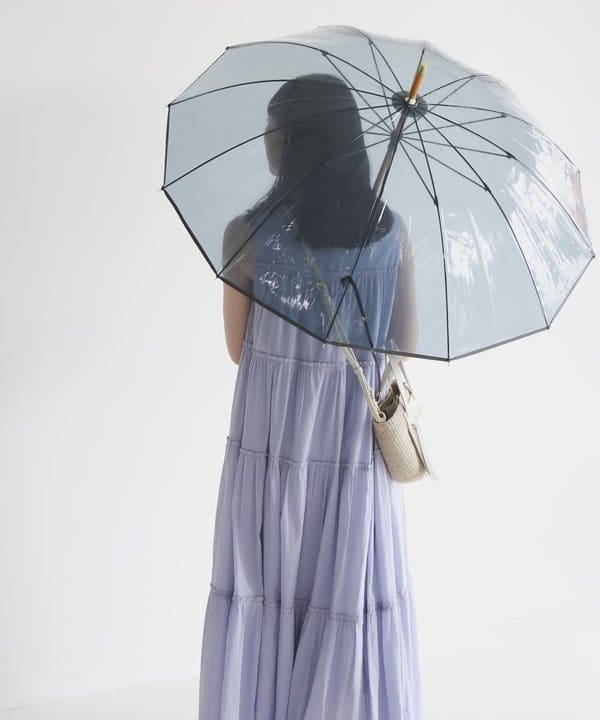 大浦 栞さんの「BEAMS WOMEN｜Traditional Weatherwear / バンブー ビニール傘」を使ったコーディネート