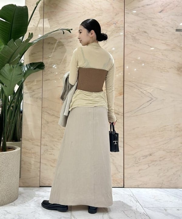 佐藤 美樹さんの「BEAMS WOMEN｜Demi-Luxe BEAMS / リブ ニット ビスチェ」を使ったコーディネート