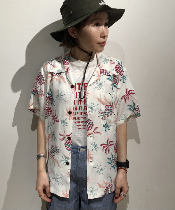 おはぎ(萩原)さんの「BEAMS WOMEN｜ラインロゴ ショートスリーブ Tシャツ」を使ったコーディネート