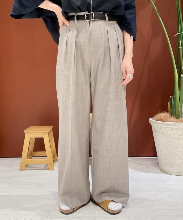 優意さんの「BEAMS WOMEN｜maturely / 2Way Stretch Tuck Slacks」を使ったコーディネート
