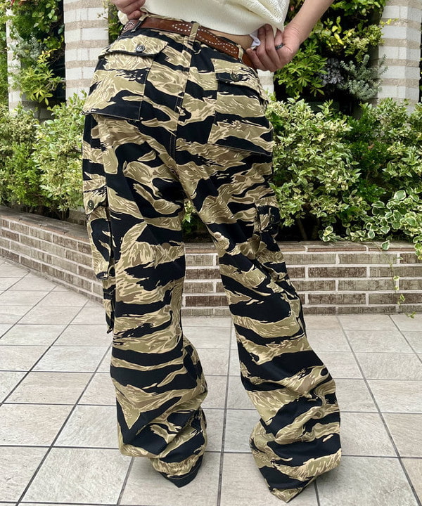菊田 悠さんの「BEAMS WOMEN｜〈MEN〉BUZZ RICKSON'S × BEAMS / 別注 GOLD TIGER STRIPE TROUSERS」を使ったコーディネート