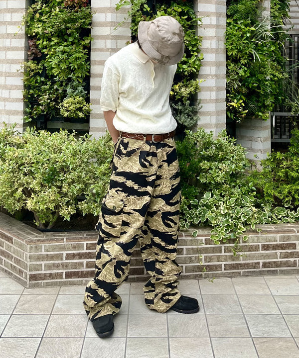 菊田 悠さんの「BEAMS WOMEN｜〈MEN〉BUZZ RICKSON'S × BEAMS / 別注 GOLD TIGER STRIPE TROUSERS」を使ったコーディネート