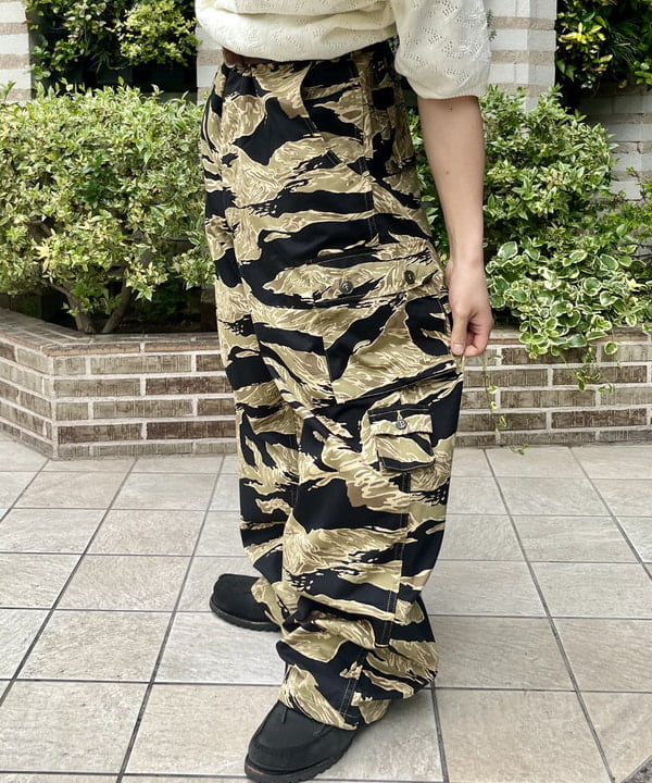 菊田 悠さんの「BEAMS WOMEN｜〈MEN〉BUZZ RICKSON'S × BEAMS / 別注 GOLD TIGER STRIPE TROUSERS」を使ったコーディネート