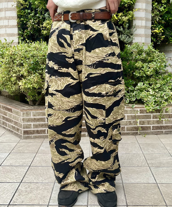 菊田 悠さんの「BEAMS WOMEN｜〈MEN〉BUZZ RICKSON'S × BEAMS / 別注 GOLD TIGER STRIPE TROUSERS」を使ったコーディネート